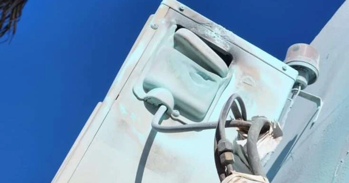 Alerta en escuela de Castelli: un aire acondicionado prendió fuego y actuaron Bomberos