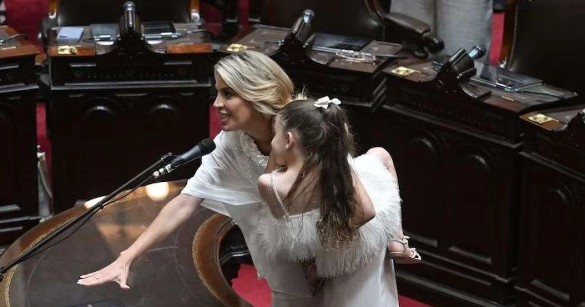 Virginia Gallardo juró como diputada nacional bajo la atenta mirada de Javier y Karina Milei